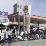 देश के कई शहरों में अफवाहों के चलते पेट्रोल पंपों पर लगीं लंबी कतारें, सरकार ने कहा- ‘तेल की कोई कमी नहीं’