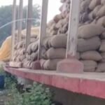 रायपुर में धान के बोरों पर कर्मचारियों ने डाला पानी, वीडियो वायरल होने के बाद FIR दर्ज, 4 कर्मचारी बर्खास्त