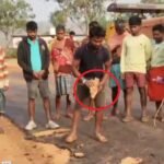 कागज की तरह फटी नई सड़क! लोगों ने हाथों से उखाड़ी डामर की परत