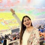 काली बिंदी, सिंपल सा सूट…मैच देखने पहुंचीं कथावाचक जया किशोरी