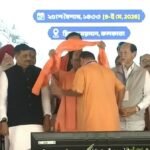 योगी का ‘खास’ तोहफा, शपथ के तुरंत बाद शुभेंदु को पहनाया अपना भगवा गमछा