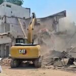 चंदौली में PWD का एक्शन.. सपा दफ्तर पर चला बुलडोजर, सड़क चौड़ीकरण की जद में आए 300 से ज्यादा निर्माण ध्वस्त