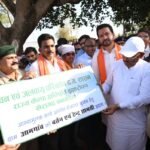 मुख्यमंत्री विष्णु देव साय ने समाज प्रमुख को सौंपा टेंट एवं बर्तन सामग्री, ग्राम आमगांव में बढ़ेगा रोजगार