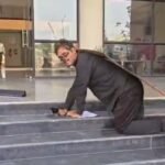 मथुरा में अनोखा प्रदर्शन.. यमुना प्रदूषण के खिलाफ ‘कॉकरोच’ बनकर नगर निगम दफ्तर पहुंचा युवक