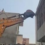 संभल: कब्रिस्तान की सरकारी जमीन पर बनी अवैध मस्जिद पर चला प्रशासन का बुलडोजर