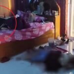 घर में डॉक्टर की लाश और खून से सना अधमरा बेटा…पुलिस पहुंची तो बेड पर लेटे मोबाइल चलाती दिखी पत्नी