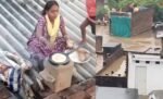बिहार : पूरा घर बाढ़ में डूब गया ! छतों पर खाना पकाया जा रहा…Video