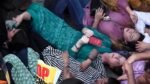 जंतर-मंतर पर सड़क पर लेटीं प्रियंका गांधी, राहुल को पुलिस ने घेरा